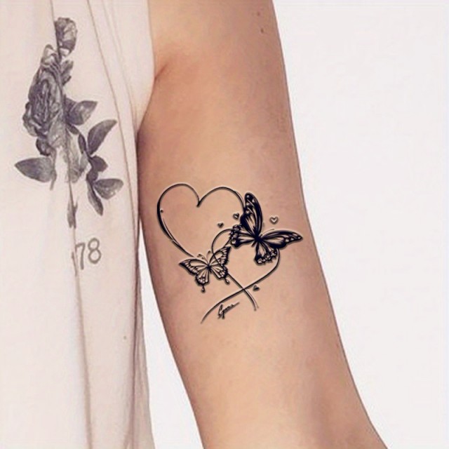 Črna začasna tetovaža z metuljem in srcem