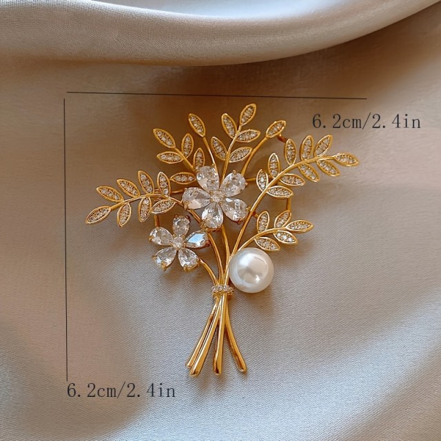 Elegantna broška s cvetličnim motivom