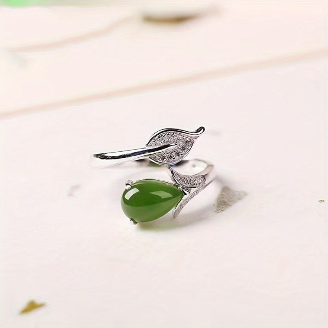 Nastavljiv eleganten prstan z zelenim kamnom – listni dizajn