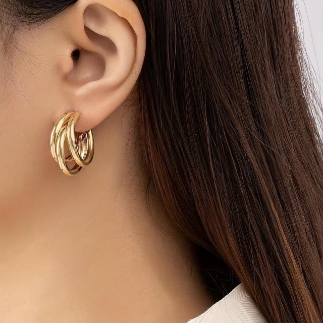 Elegantni triplastni uhani v zlati barvi