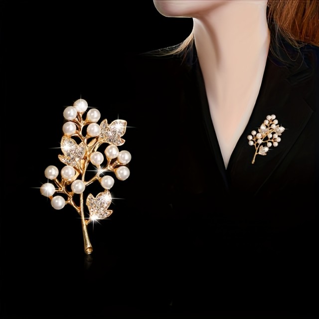 Elegantna broška s perlami v obliki lista