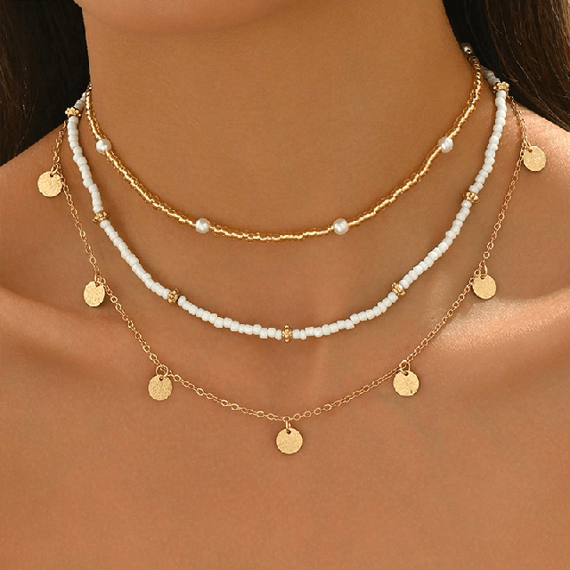 Komplet 3 poletnih ogrlic s perlicami in kovinskimi obeski 