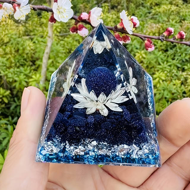 Orgonska piramida z modrim aventurinom in simbolom lotosovega cveta 5cm