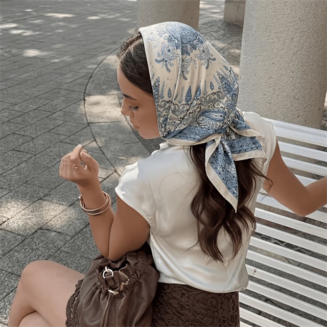 Modro-bela ruta z vintage ornamentnim vzorcem