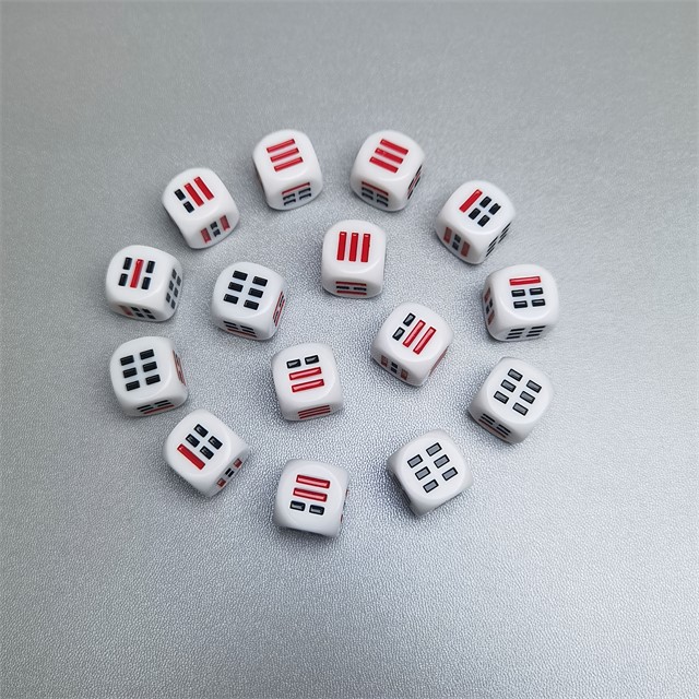 Komplet 2 kock I Ching za vedeževanje
