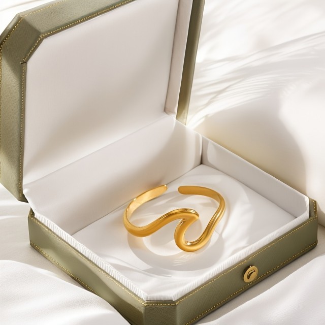 Ženski prstan iz nerjavečega jekla z valovitim vzorcem