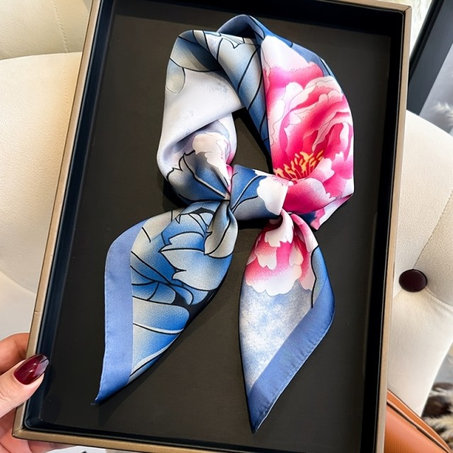 Elegantna ženska ruta v mdoro roza barvi z rožami