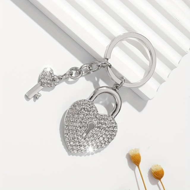 Obesek za ključe in torbico v obliki srca