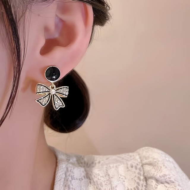 Elegantni uhani iz zlitine s pentljico