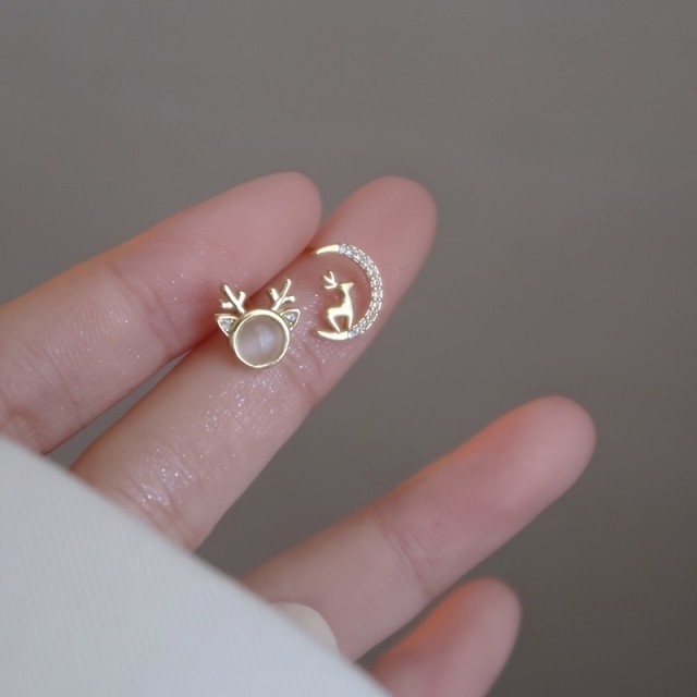 Prisrčni mini uhančki z jelenčkom