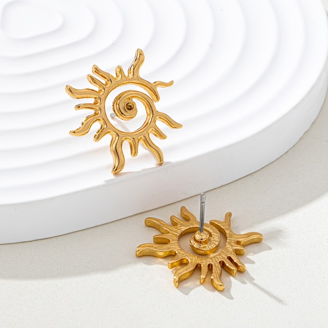 Modni uhani v zlati barvi s sončnimi žarki 