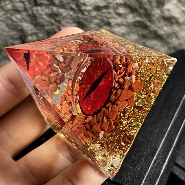 Orgonitna piramida »Hell’s Eye« – rdeče oko s kristali 5cm