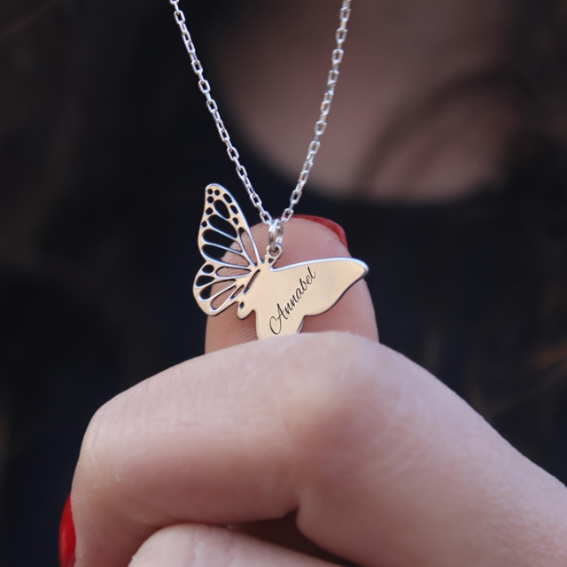 Personalizirana ogrlica z metuljem in gravuro po želji