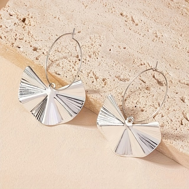 Elegantni uhani ginko v srebrni barvi 