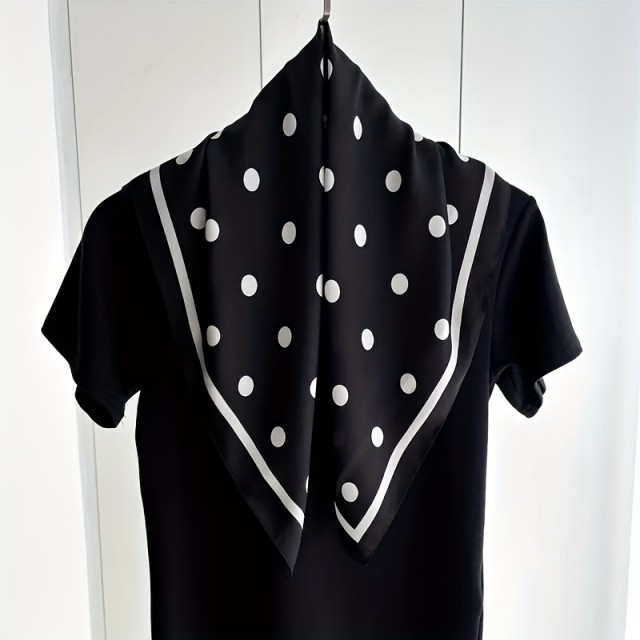 Elegantna črno bela kvadratna ruta z večjimi pikicami