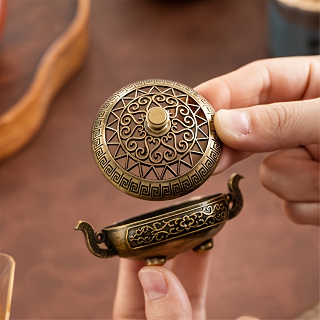 Orientalski kadilnik s pokrovom