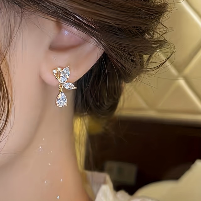 Prikupni uhani z metuljčkom v zlati barvi