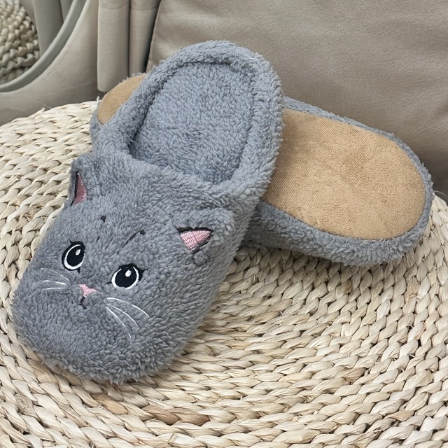 Prisrčni sobni copati v svetlo sivi barvi z mucko