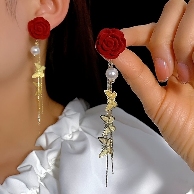 Prikupni žametni uhani s perlico in metuljčkastimi resicami