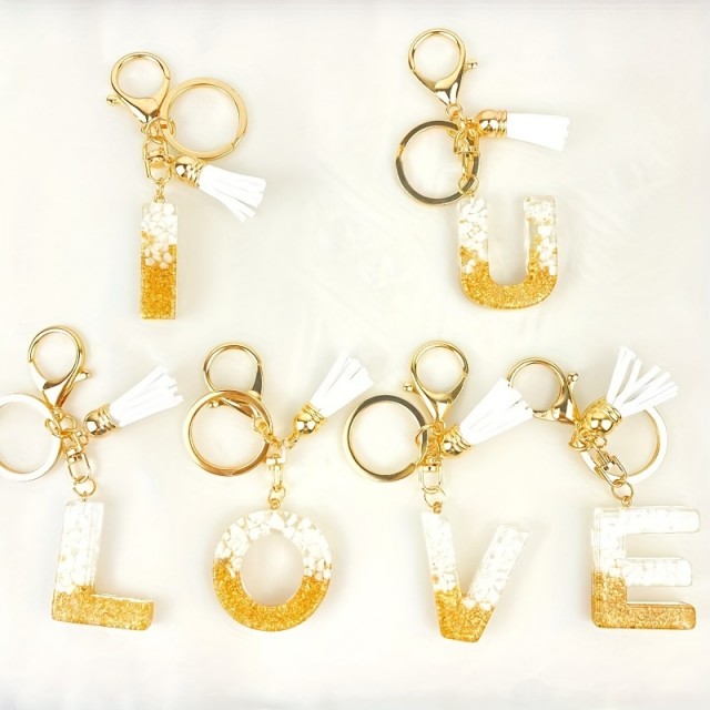 Čudovit obesek z inicialko in resico v zlati barvi