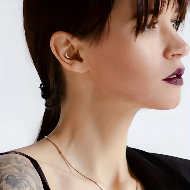 Šik piercing za hrustanec polmesec srebrne barve