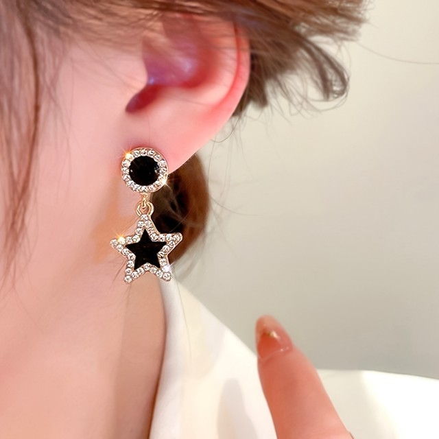 Elegantni uhani v črni barvi z zvezdico