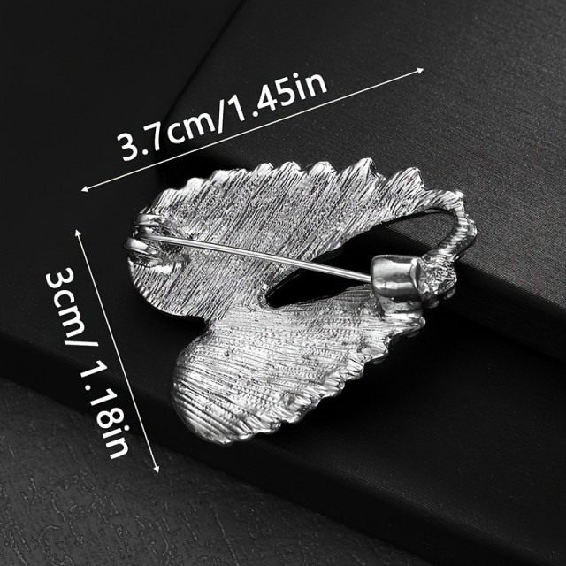 Elegantna broška z angelskimi krili v srebrni barvi