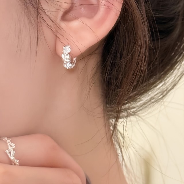 Elegantni uhani s cvetjem srebrne barve