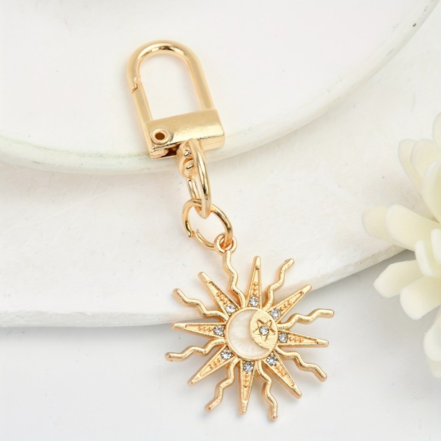 Obesek za ključe v zlati barvi z obeskom sončka
