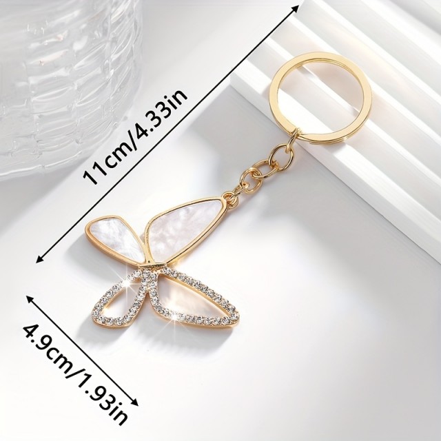 Elegantni obesek za ključe v zlati barvi z metuljem