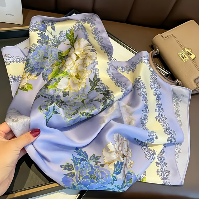 Elegantna ženska ruta v nežni vijola barvi z rožami