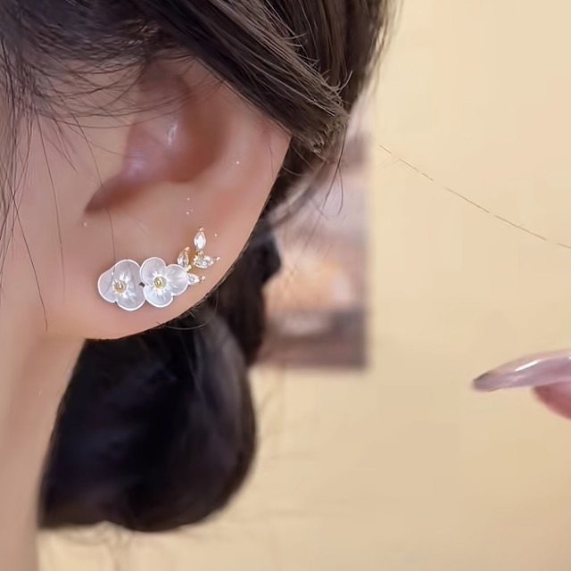 Elegantni uhani z rožicami v zlati barvi