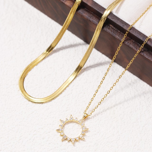 Dvojna elegantna ogrlica v zlati barvi sonce