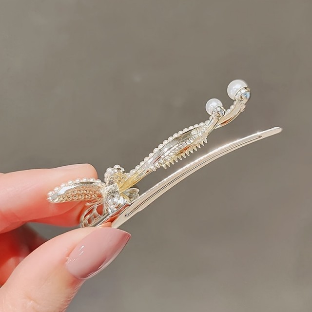 2 kosa lasnih sponk z umetnimi biseri in kristali v obliki metulja 