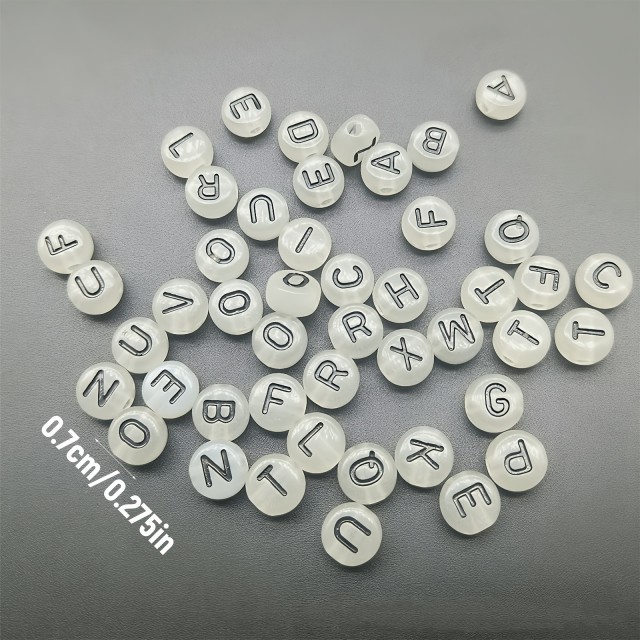 50 kosov akrilnih perlic v obliki črk 