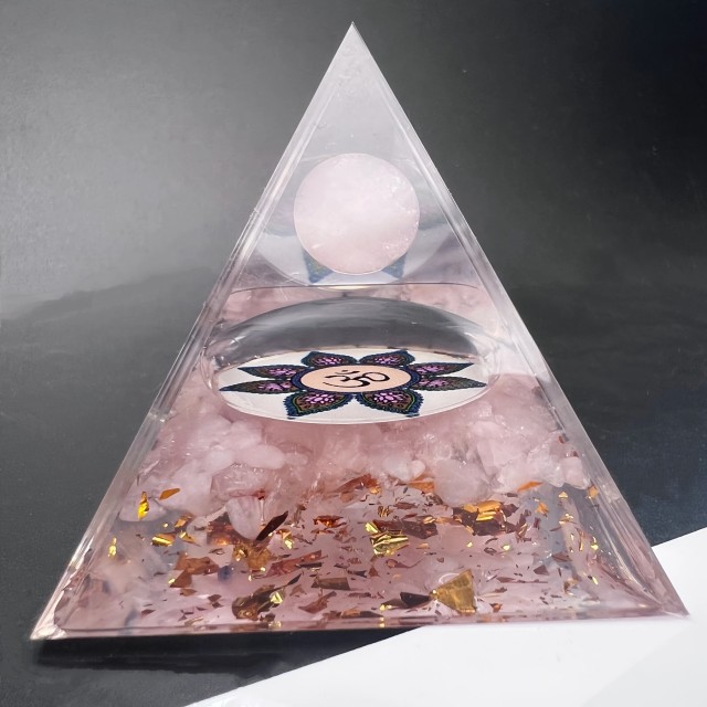 Naravna orgonska piramida iz rožnega kvarca 5cm