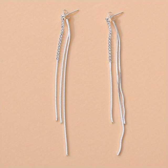 Elegantni sijoči uhani z resicami