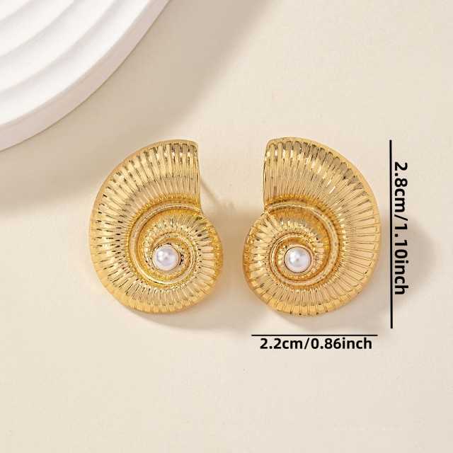 Uhani v zlati barvi s polžkom 