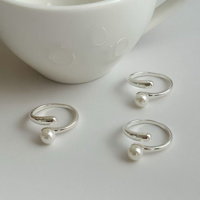 Nastavljiv eleganten prstan s perlico 