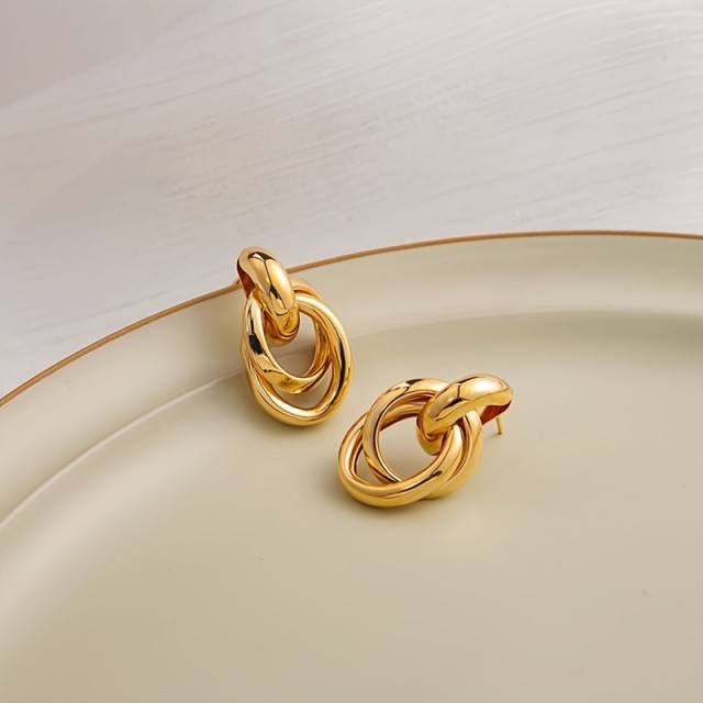 Simpatični uhani v zlati barvi v obliki vozla