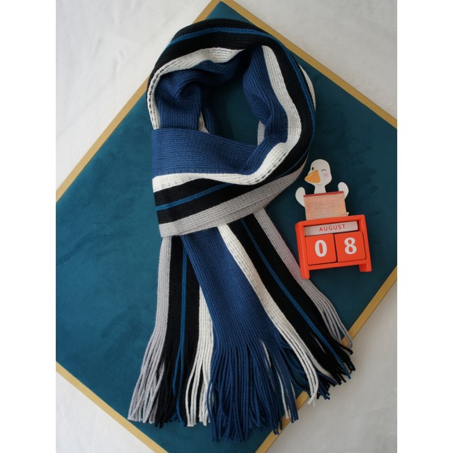 Moški eleganten pleteni šal s črtami modre barve