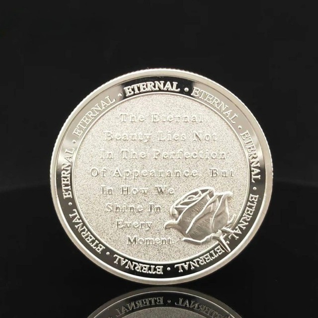 Spominski kovanec z lobanjo in vrtnicami 