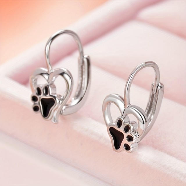 Očarljivi uhani v obliki srca s črnimi tačkami