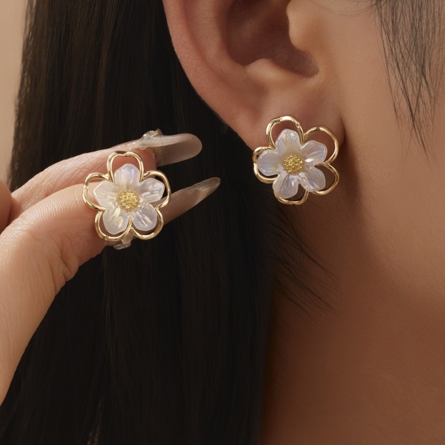 Elegantni zlato-beli uhani v obliki cveta