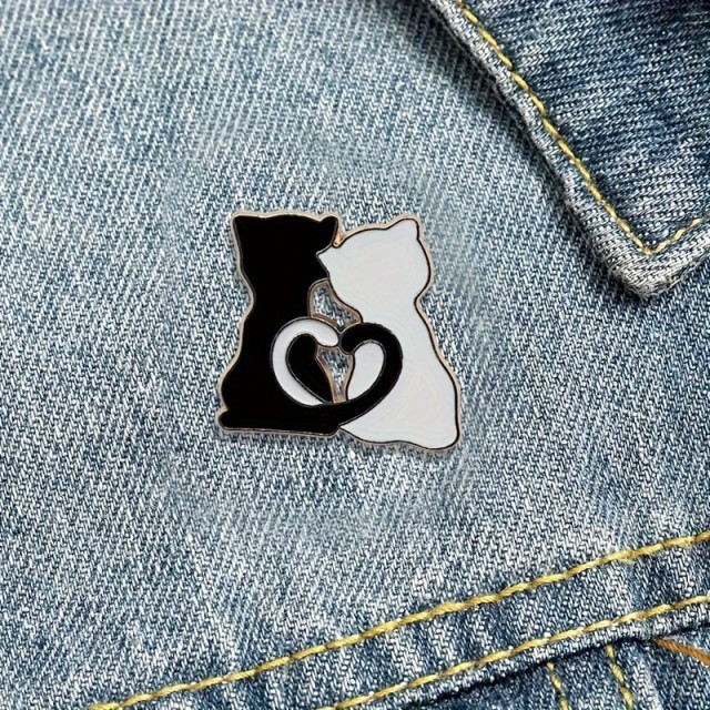 Srčkana črno-bela broška z motivom dveh muck