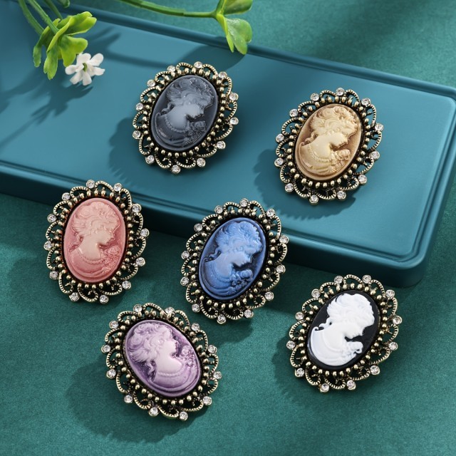 Elegantna broška v viktorijanskem slogu več barv 