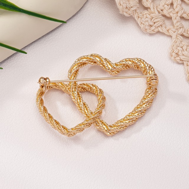 Šik broška z dvojnim srcem v zlati barvi