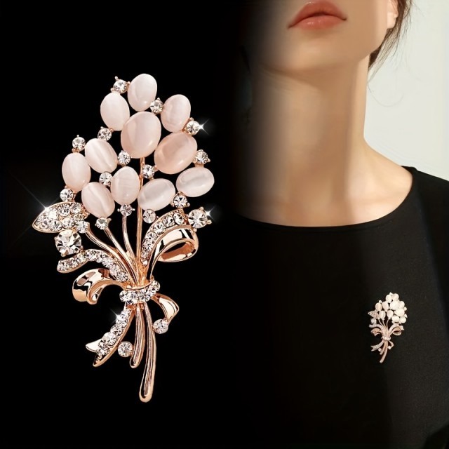 Elegantna cvetlična broška z okrasnimi kamni
