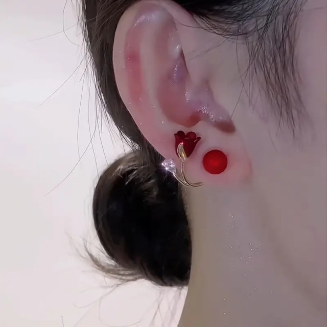 Elegantni uhani z rdečimi cvetovi