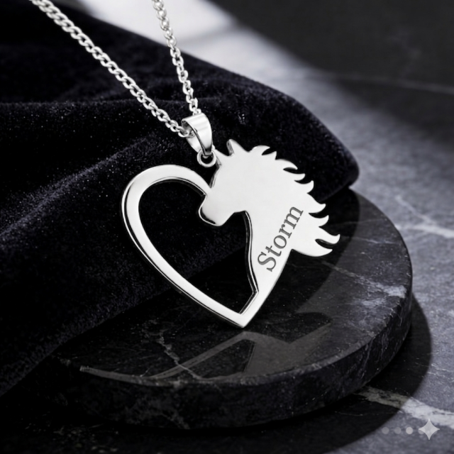 Personalizirana ogrlica z obeskom konja in osebno gravuro